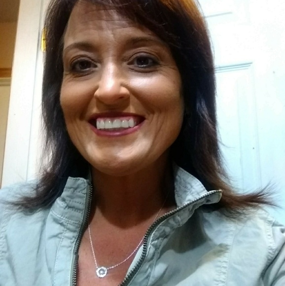 Meet your Posher, Renee - Picture 1 of 2